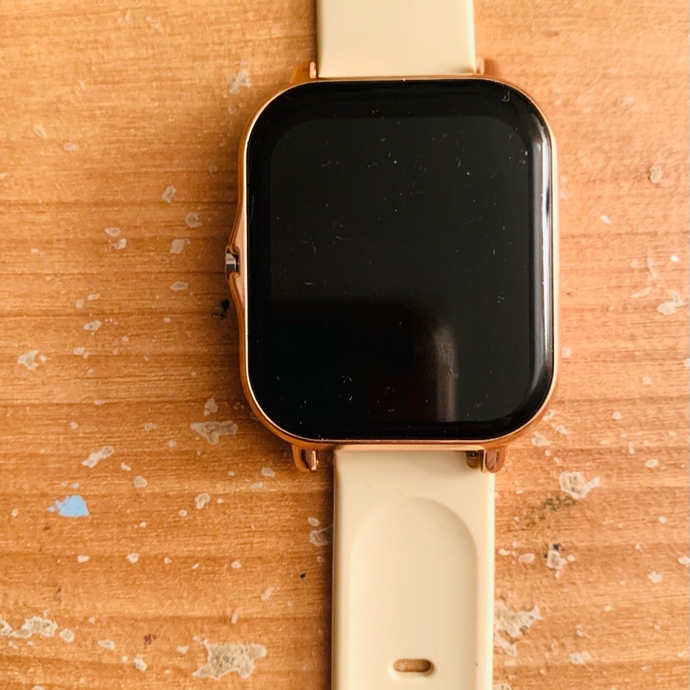 Smartwatch with Black and Gold Accents 🕰️